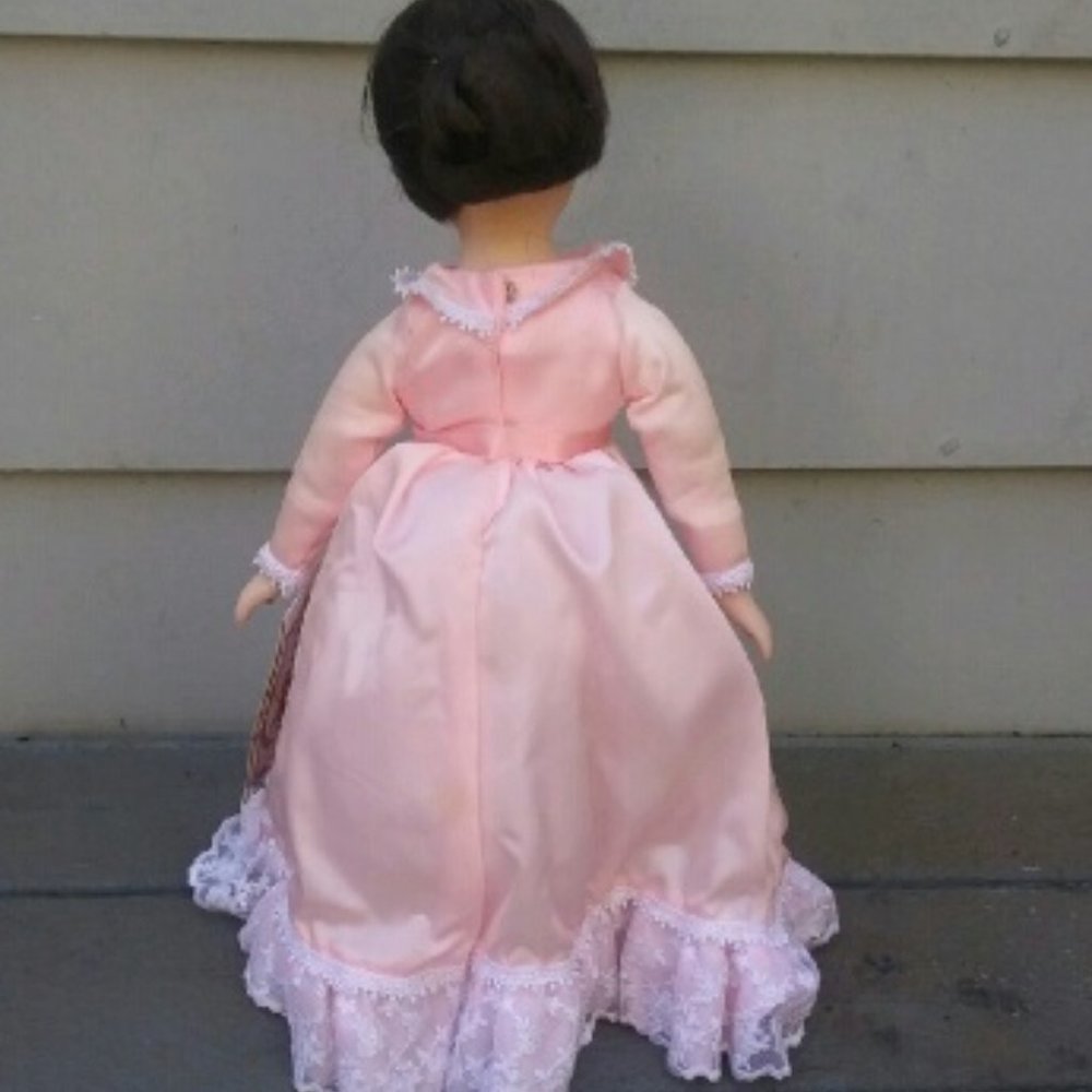 Antique porcelain doll with stand. Still has original tag - Anna's Dolls 1982. - Picture 4 of 4